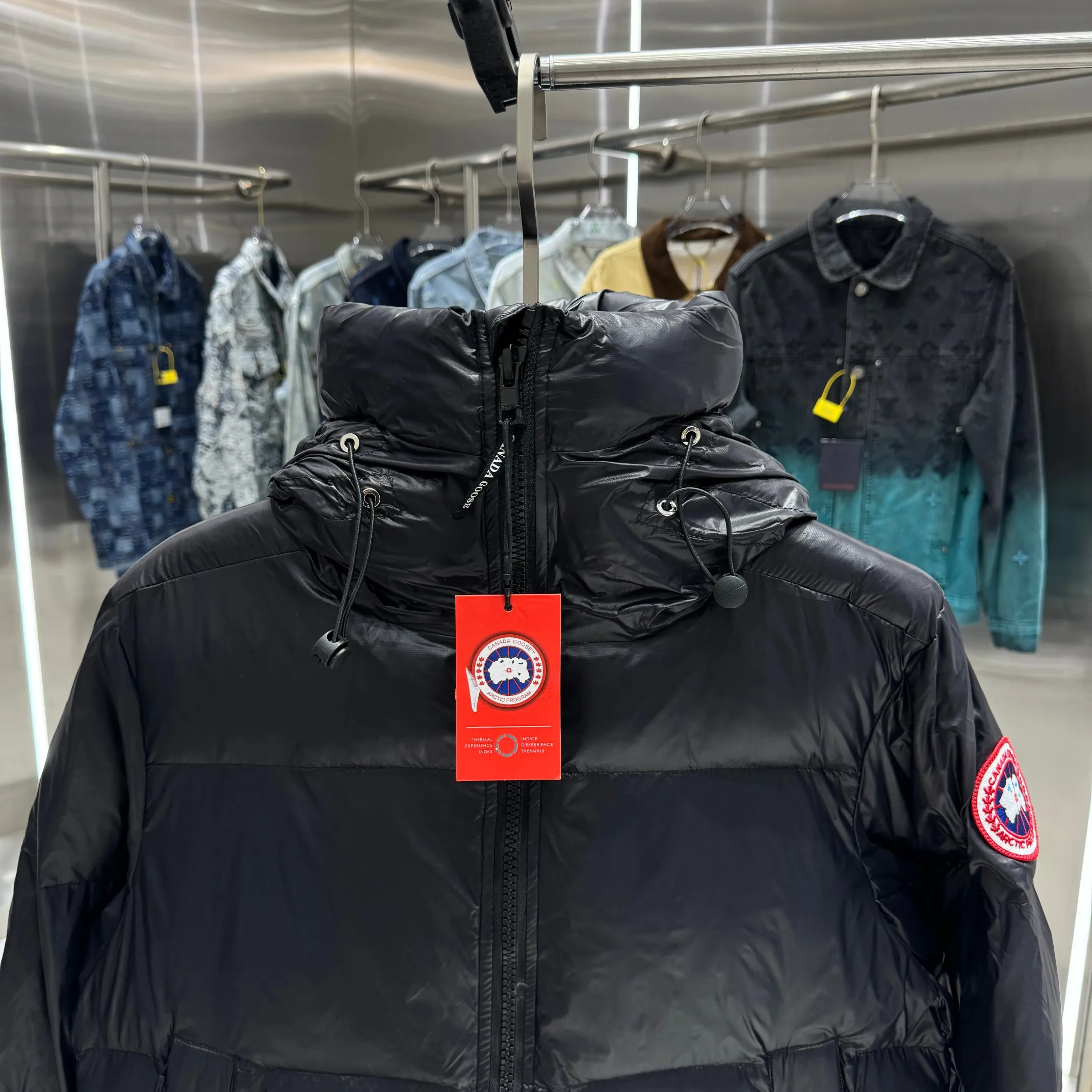 P500 𝘾𝘼𝙉𝘼𝘿𝘼 𝙂𝙊𝙊𝙎𝙀/Canada Goose Black Red Label Limited New Crofton Puff Down Jacket Pure Guangzhou Inspection 80 White Duck Down Filling‼  Top version, ceiling level‼ Crofton soft bread, the latest style in 2023, has a cold protection effect of up to level 4. It is made of recycled Feather-Light tear-resistant fabric. It is ultra-light and has no weight on the upper body at all! The unique black label highlights your temperament‼  Canada Goose, a Canadian brand, has always been recognized as the warmest down jacket. Various Instagram celebrities, Internet celebrities, and celebrities often wear it for street photos. I do Canada Goose every year, but I still can’t get rid of my love for geese. No matter how cold the winter is, there is no need to be afraid, because there are geese! Filled with 80% white duck down, Canada Goose is the legendary warmest down jacket and is known as a must-have for Arctic outdoor sports! The most popular down jacket in the world, celebrities are rushing to buy it, it is a must-have! Same style for men and women Color Black Size: M~XXL
